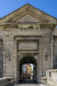 France, Hautes Alpes (05), Briançon, site Vauban classé Patrimoine Mondial de l'UNESCO, la porte de Pignerol à l'entrée vieille ville dans l'enceinte de la citadelle