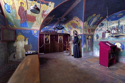France, Var (83), Iles d'Hyères, parc national de Port Cros, Ile de Porquerolles, le Monastère orthodoxe Sainte-Marie dans l'ancien fort de la Repentance, Père Pantelimon dans l'église aménagée dans une ancienne réserve voutée