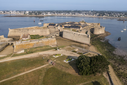 France, Morbihan (56), Port-Louis, la citadelle de Port-Louis remaniée par Vauban à l'entrée de la rade de Lorient, musée de la Compagnie des Indes, Larmor-Plage en arrière plan (vue aérienne)