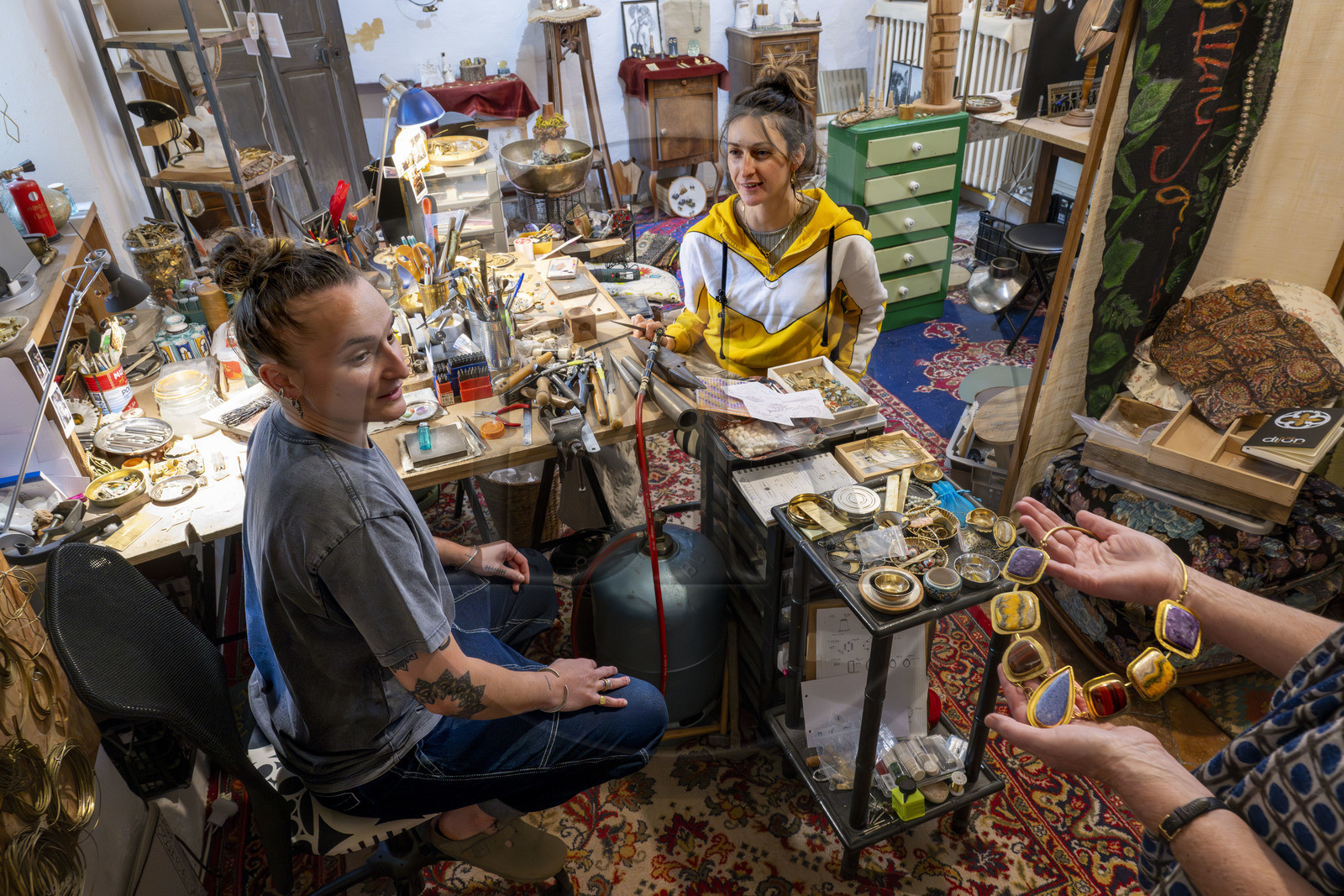 France, Vaucluse (84), Dentelles de Montmirail, Vaison-la-Romaine, la haute-ville (cité médiévale), Camille et Coline, créatrice de bijoux, dans leur atelier situé dans l'ancienne chapelle des Pénitents Blancs aujourd'hui partie de l'Hotel du Beffroi
