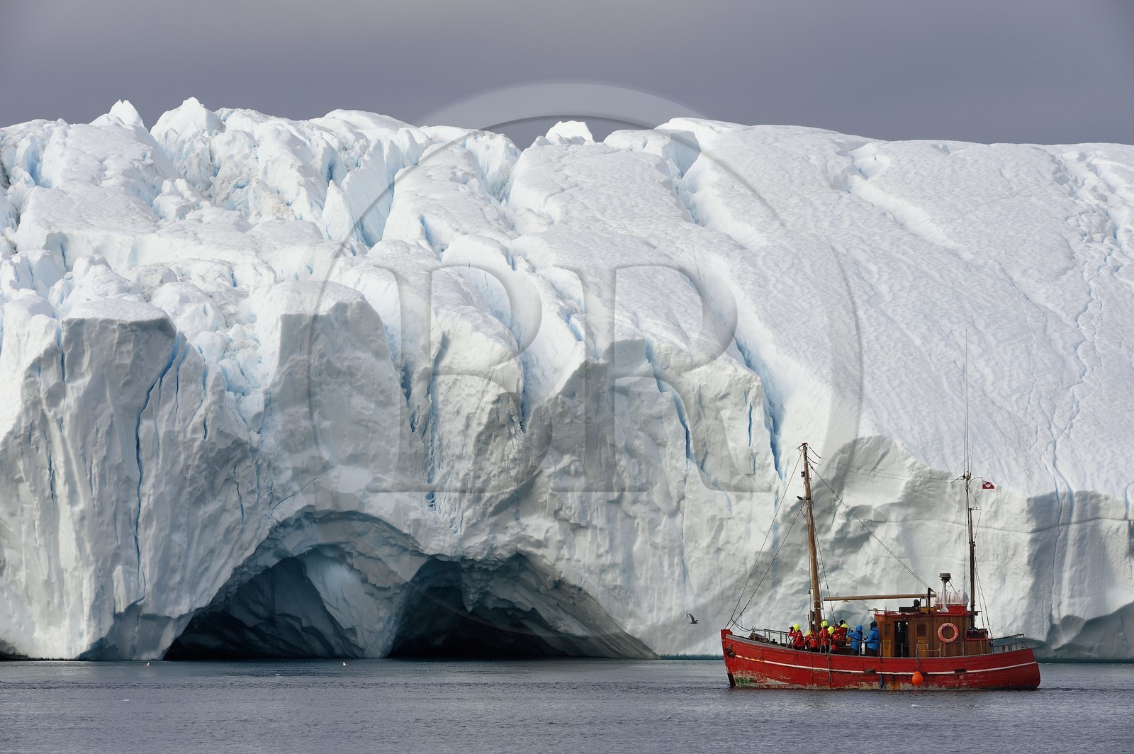 Groenland, cote ouest, baie de Disko, Ilulissat, fjord glacé classé Patrimoine Mondial de l'UNESCO qui est l’embouchure maritime du glacier Sermeq Kujalleq, ancien bateau de pêche reconverti pour la découverte des icebergs et l'observation des baleines