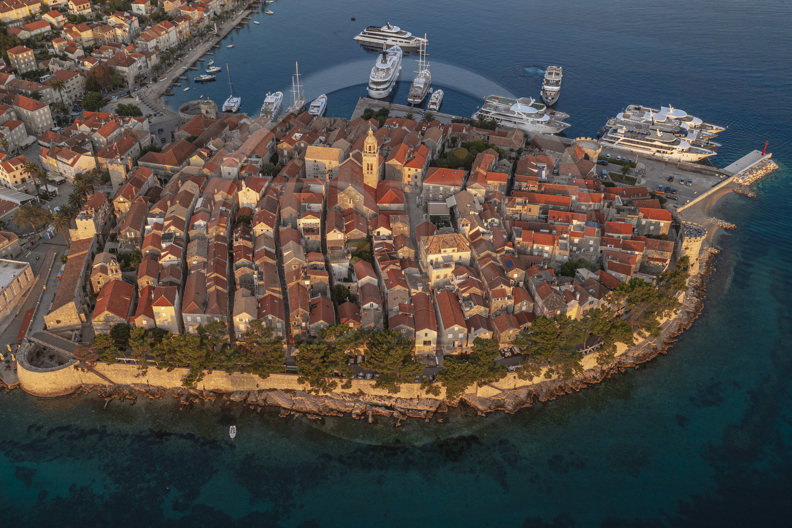 Croatie, Dalmatie, cote dalmate, Ile de Korcula, ville de Korcula (vue aérienne)