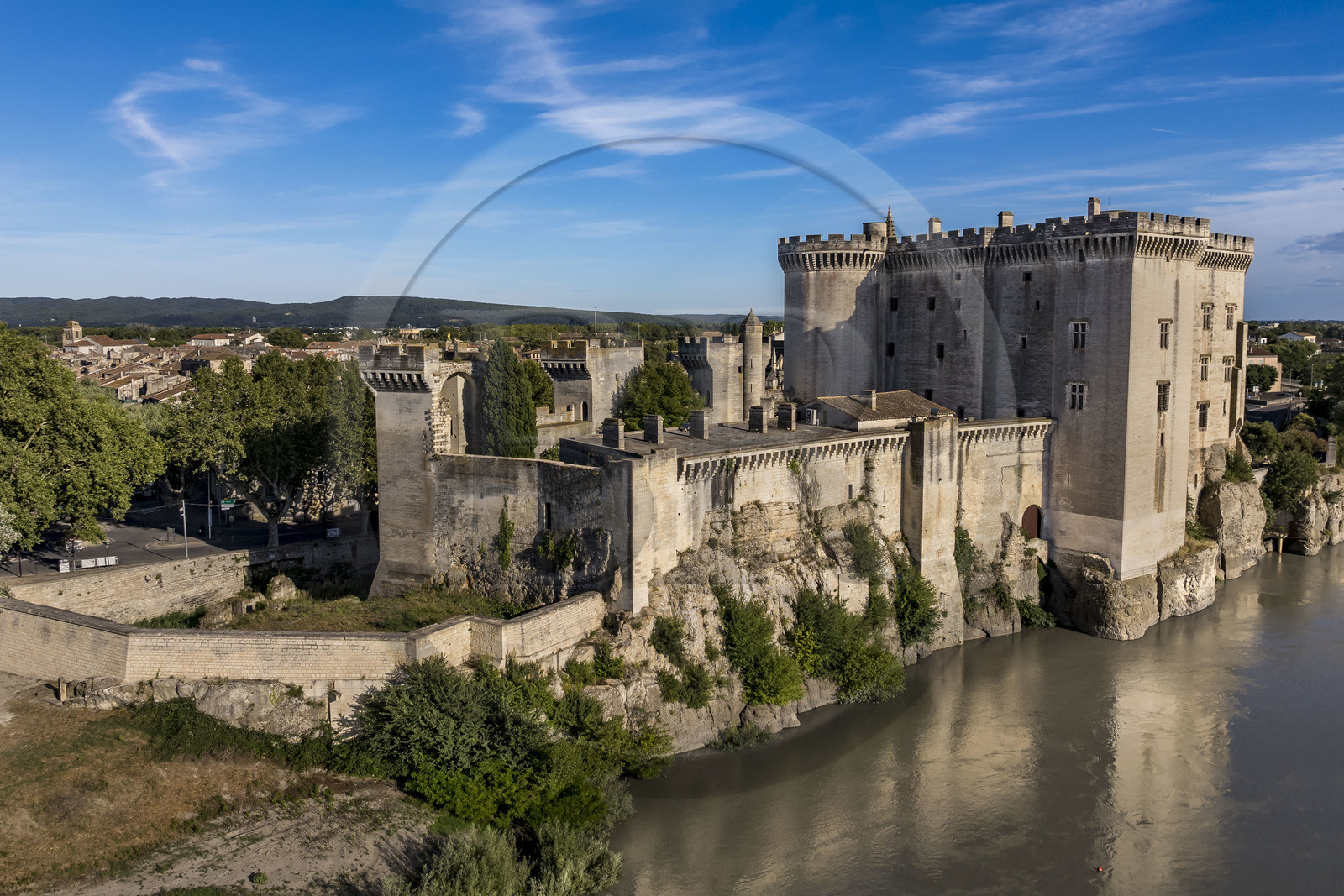France, Bouches-du-Rhône (13), Tarascon, le chateau du roi René datant du XVe siècle en bordure du Rhone (vue aérienne)