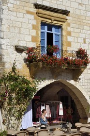 France, Dordogne (24), Périgord Pourpre, Monpazier, labellisé Les Plus Beaux Villages de France,  commerce sous les arcades de la place des Cornières au coeur du village