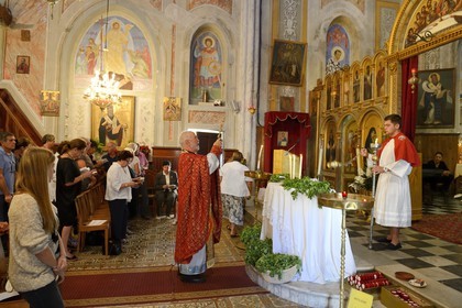 France, Corse-du-Sud (2A), Cargèse, église Saint Spyridon grecque catholique de rite oriental, messe de la fête du basilic (exaltation de la Sainte-Croix) par l’archimandrite Athanase