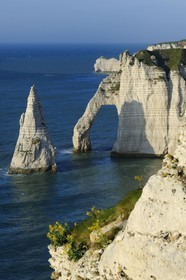 France, Seine-Maritime (76), Pays de Caux, Côte d'Albâtre, Etretat, la falaise d'Aval et l'Aiguille Creuse, au fond on distingue l'arche de la falaise d'Amont