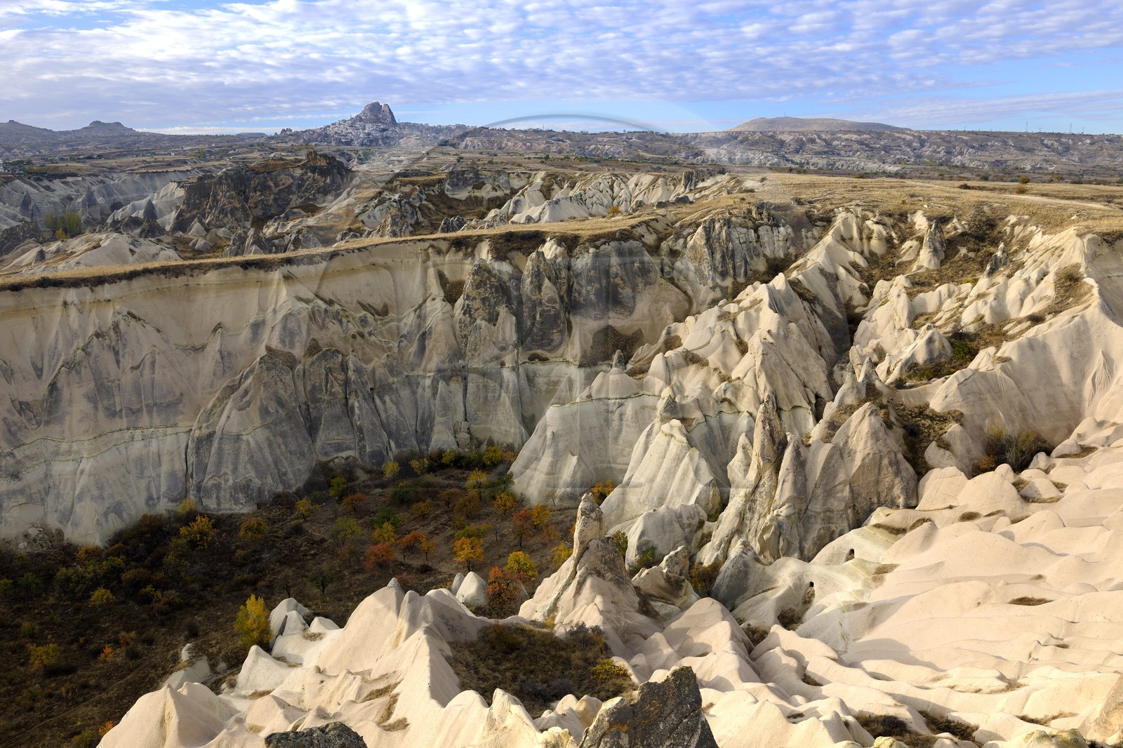 Turquie, Anatolie Centrale, province de Nevsehir, Cappadoce classée Patrimoine Mondial de l'UNESCO, vallée de l'Amour, paysage d'érosion et cheminées de fées avec Uchisar en arrière-plan (vue aérienne)