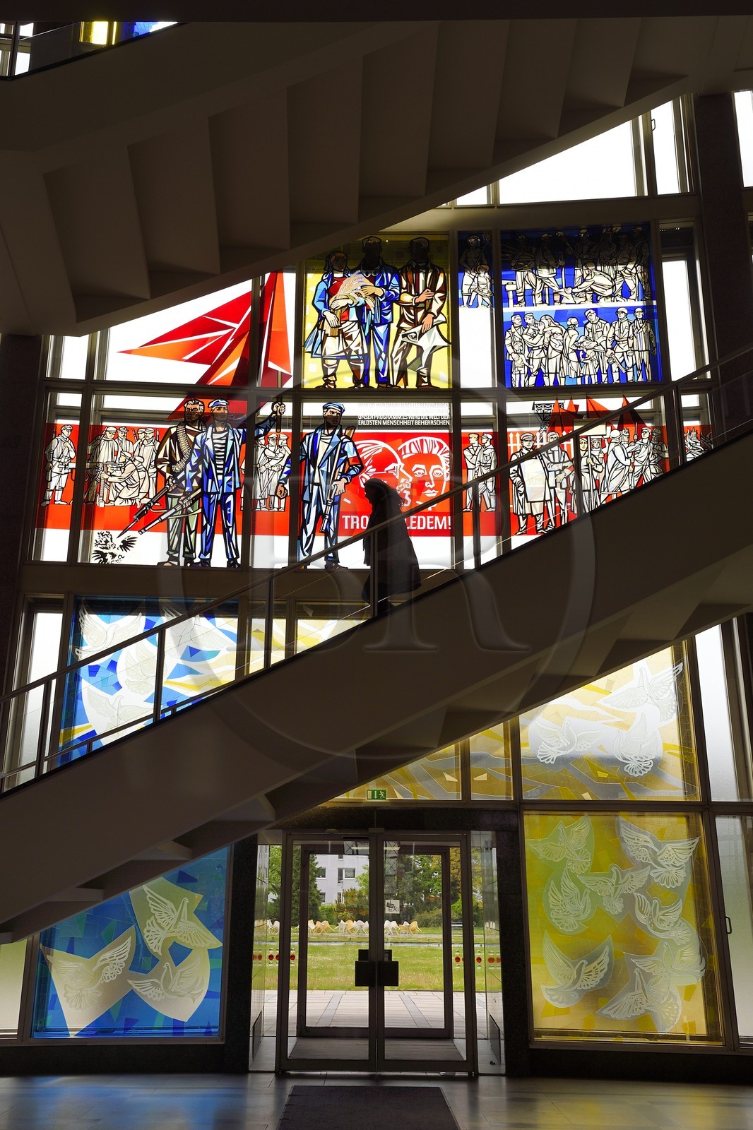 Allemagne, Berlin, vitrail de l'histoire du mouvement ouvrier allemand par Walter Womackas dans le Staatsratsgebäude (Batiment du Conseil d'État de l'ex-République démocratique allemande), aujourd'hui ses locaux sont occupés par ESMT European School of Management and Technology