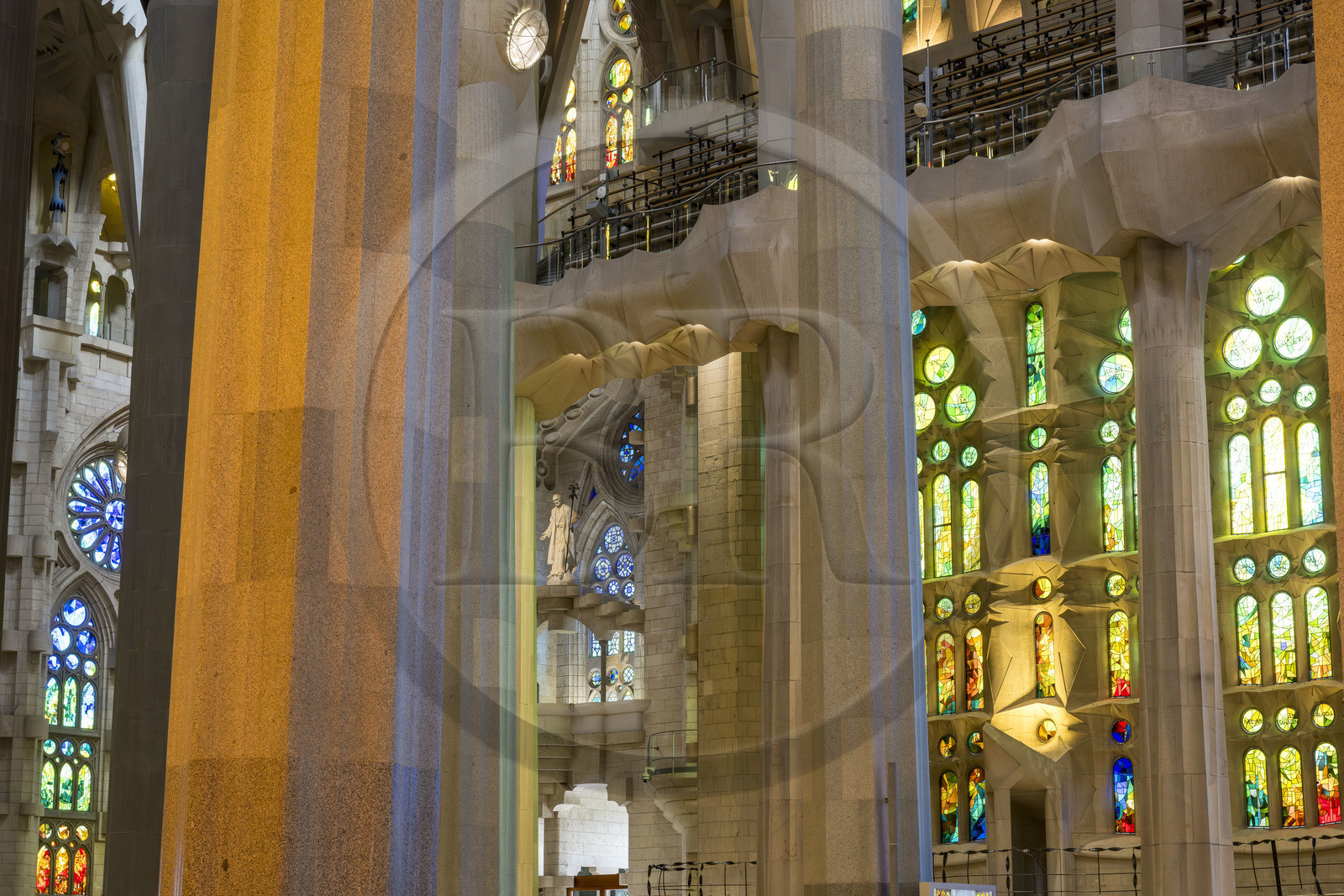 Espagne, Catalogne, Barcelone, quartier de l'Eixample, basilique de la Sagrada Familia de l'architecte du modernisme catalan Antoni Gaudi classée Patrimoine Mondial de l'UNESCO, le côté Est de la Nef et l'intérieur de la façade de la Nativité dédié à St Joseph en arrière plan