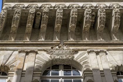 France, Charente-Maritime (17), La Rochelle, facade du batiment des échevins à l'arrière de l'Hotel de Ville dans la rue des Gentilshommes, vaisseau figurant sur les armes de la ville