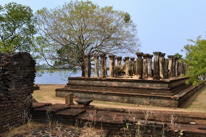 Sri Lanka, province du Centre-Nord, Polonnaruwa, l'ancienne capital du pays (XIe au XIIIe siècle) est classée au Patrimoine Mondial de l'UNESCO, palais de Nissanka Malla, chambre du conseil royal