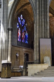 France, Moselle (57), Metz, la cathédrale Saint-Etienne, vitraux du déambulatoire nord avec pour sujets des épisodes de l’Ancien Testament (Livre de la Genèse 32, 25-28 et 28,10-13 et Livre de l'Exode 3, 1-2, 4-6) par Marc Chagall (XXe siècle) réalisés par l’atelier Simon-Marq à Reims (droits réservés)