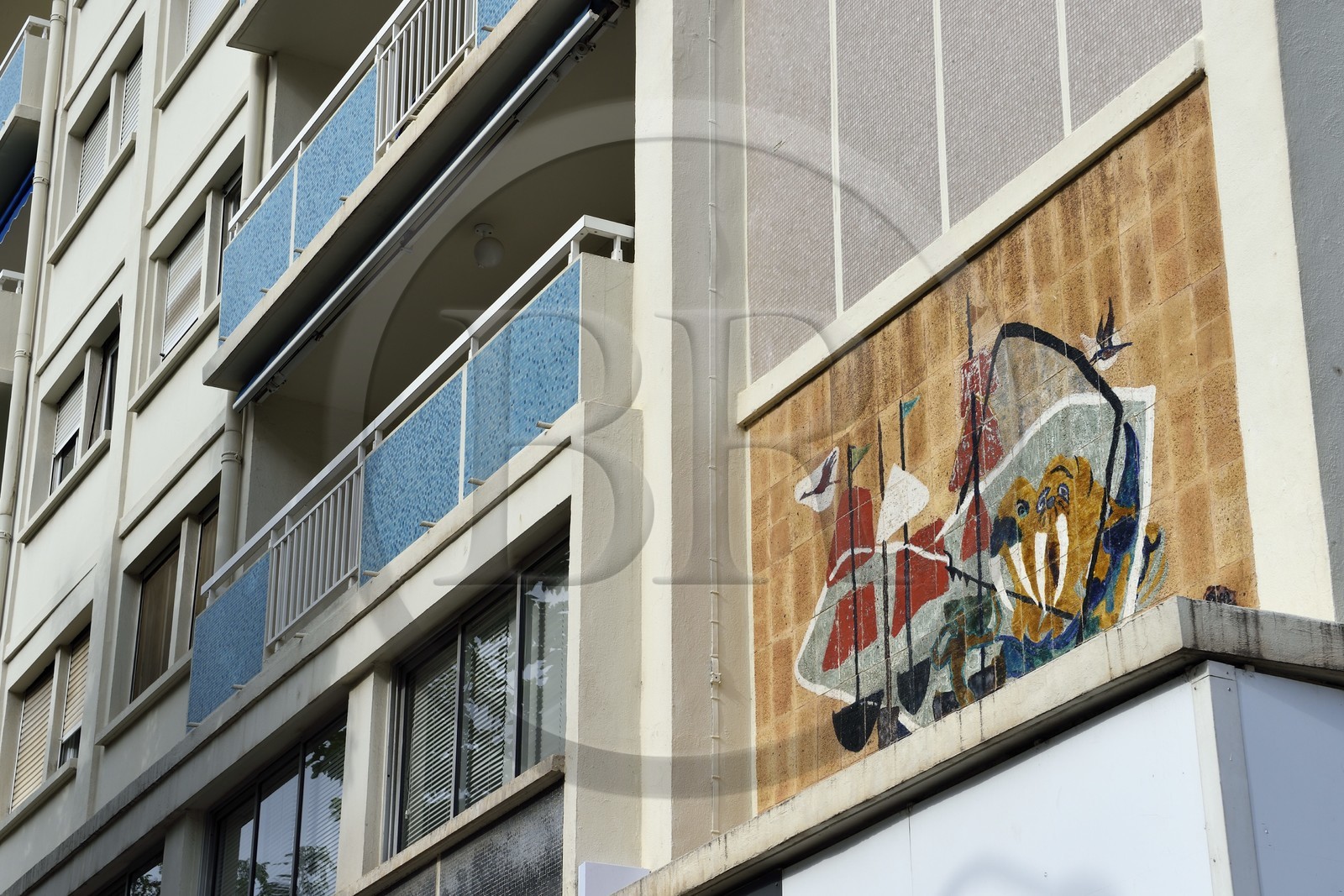 France, Var (83), Toulon, quartier du port marchand, fresque décoratives aux angles d'immeubles
