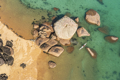 France, Côtes-d'Armor (22), Côte de Granit Rose, Trégastel, Ile Renote, kayak évoluant au milieu du chaos granitique (vue aérienne)