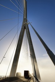 France, entre Calvados (14) et Seine-Maritime (76), le Pont de Normandie enjambe la Seine