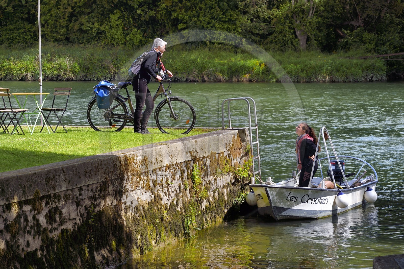 France, Charente-Maritime (17), Saintonge, Port-d'Envaux, cycliste faisant la véloroute La Flow Vélo demandant son chemin au port