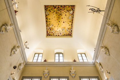 France, Hérault (34), Montpellier, centre historique appelé l’Ecusson, Hotel Richer de Belleval, Longue-vue (2020) céramique et peinture de l'artiste Marlène Mocquet pour la Fondation d’entreprise GGL