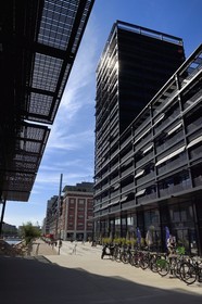 France, Bas-Rhin (67), Strasbourg, amenagement du port du Rhin et reconversion du mole du Bassin d'Austerlitz, presqu'ile Malraux, immeubles les Black Swans par l’architecte Anne Demians