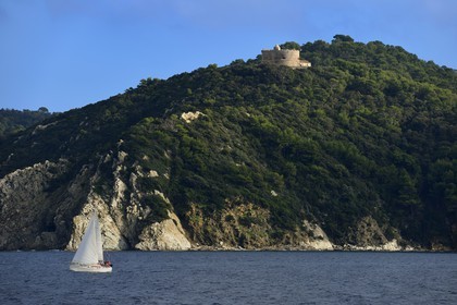 France, Var (83), Iles d'Hyères, parc national de Port Cros, Ile de Port-Cros, voilier passant sous le Fort de L'Estissac sur la côte nord à la pointe du Miladou