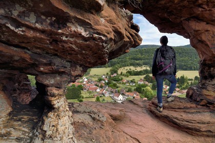 France, Bas-Rhin (67), Parc naturel régional des Vosges du Nord, Obersteinbach, l’arche du rocher en grès du Wachtfels domine le village