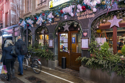 France, Bas-Rhin (67), Strasbourg, vieille ville classée au Patrimoine Mondial de l’UNESCO, la winstub Saint Sépulcre dans la rue des Orfèvres avec ses décors de Noël