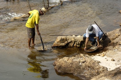 Brésil, Etat du Minas Gerais, ville de Diamantina, garimpero, prospecteur d'or dans une rivière (Route de l'or, Estrada Real)
