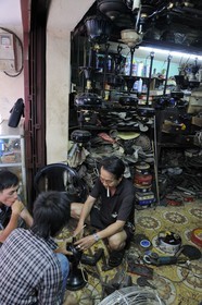 Vietnam, Hanoï, quartier des 36 rues dans la vieille ville, réparateur de ventilateurs anciens