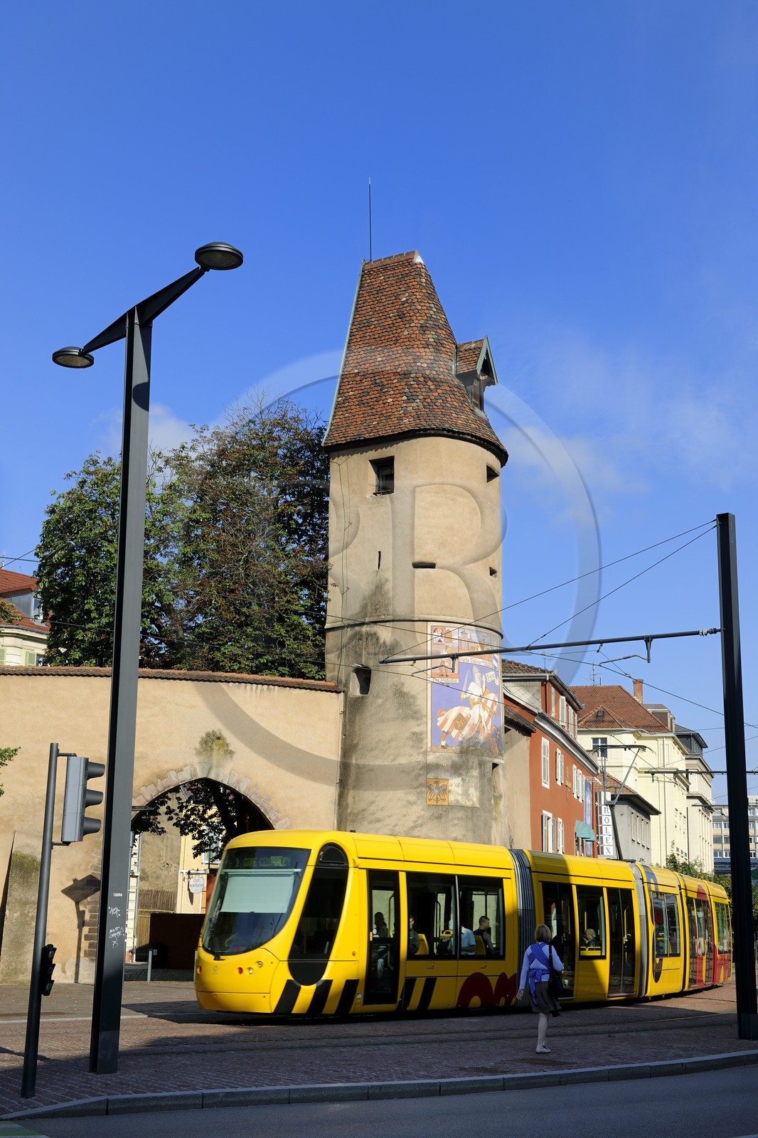 France, Haut-Rhin (68), Mulhouse, tramway devant la tour du Bollwerk
