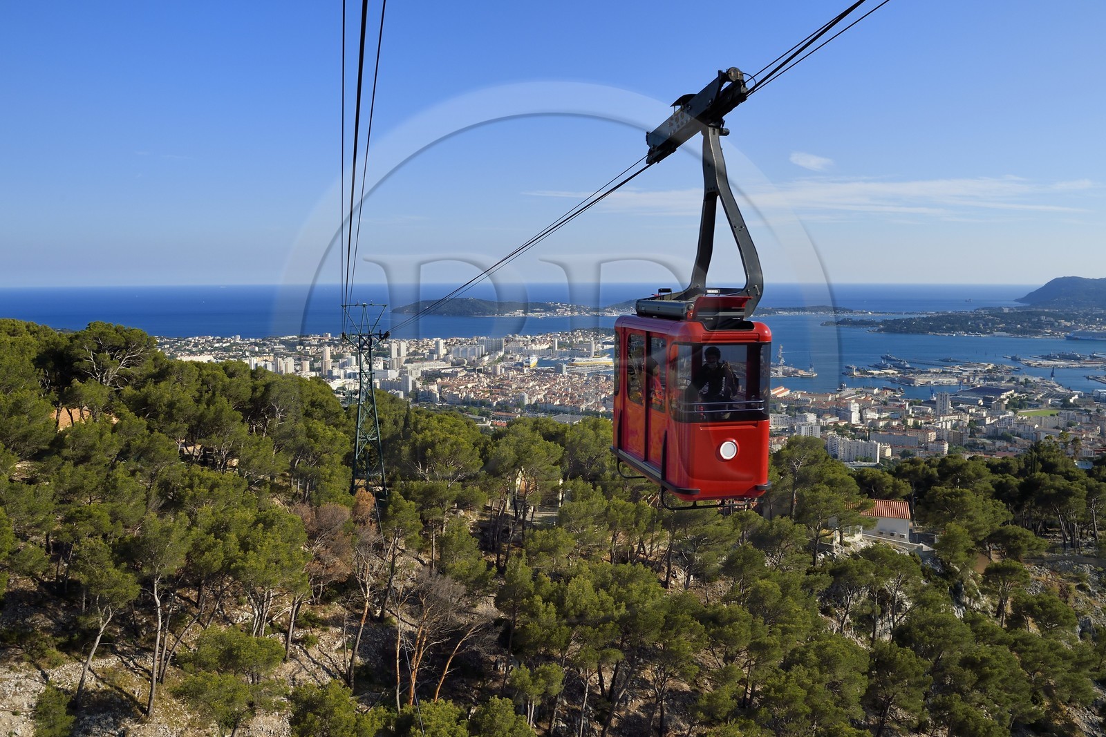 France, Var (83), Toulon, le téléphérique depuis le Mont Faron, la ville et le port militaire (Arsenal) dans la rade en arrière plan