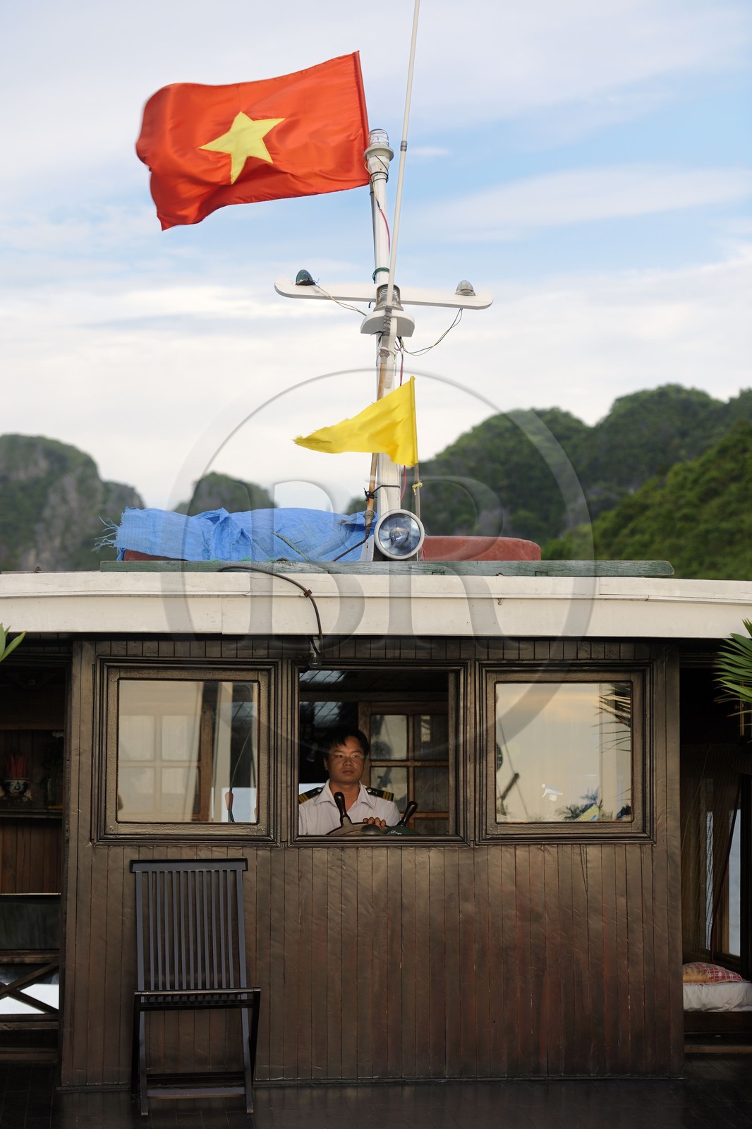 Vietnam, province de Quang Ninh, la Baie d'Halong classée Patrimoine Mondial de l'UNESCO, capitaine de bateau d'une jonque chinoise de croisière