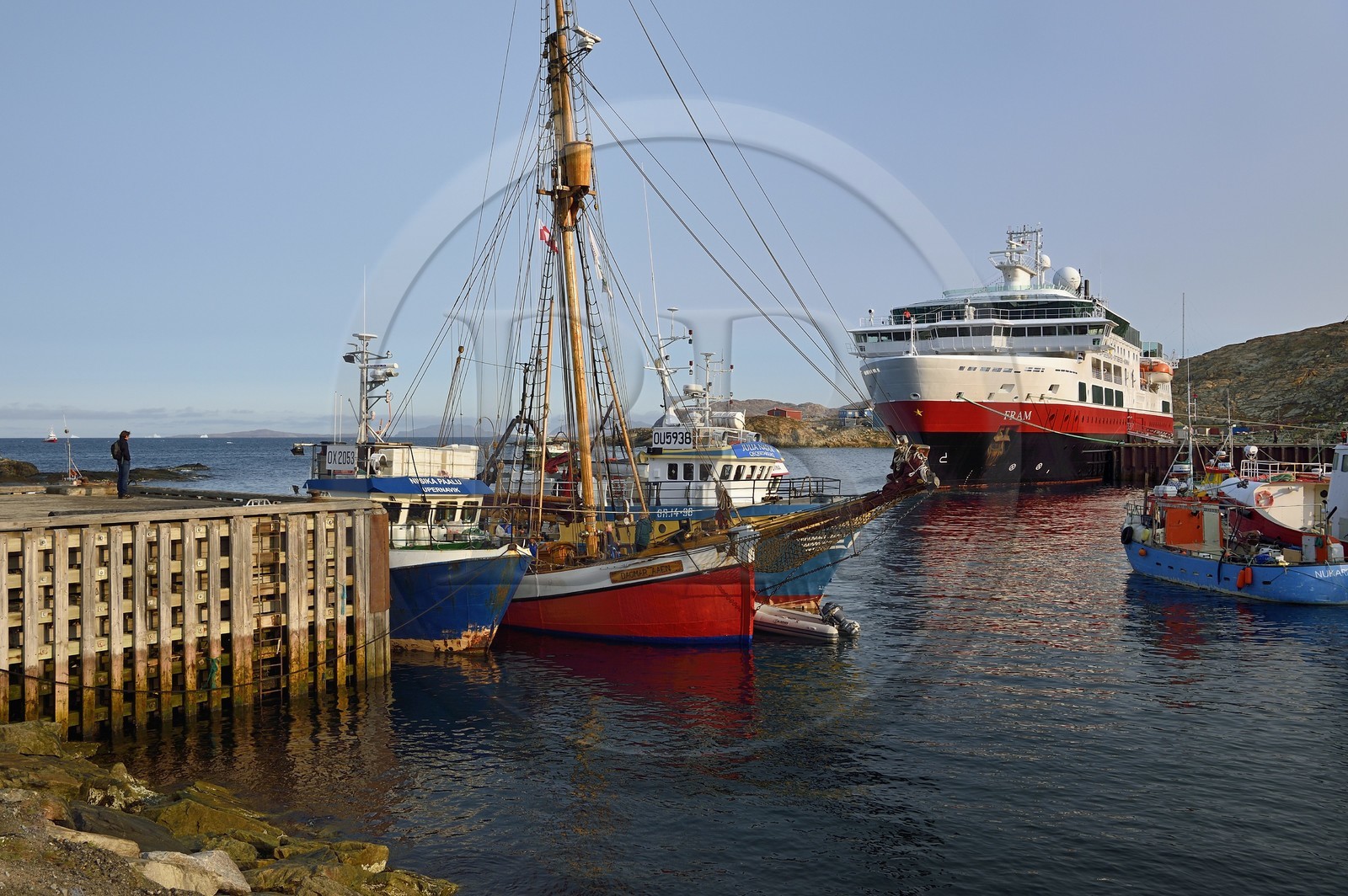 Groenland, cote ouest, baie de Baffin, bateau de croisière MS Fram de la compagnie Hurtigruten dans le port d'Upernavik
