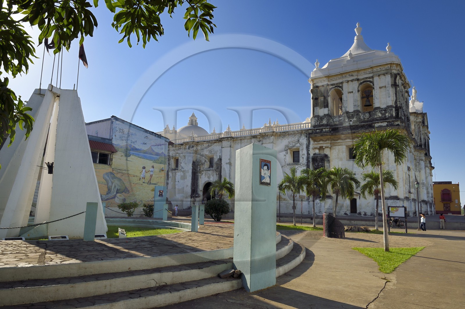 Nicaragua, Leon, parc des Héros et Martyres, à gauche le Monumento a los Caidos (monument aux morts de la révolution sandiniste) et la Cathédrale basilique royale de l'Assomption de la Bienheureuse Vierge Marie (Basilica Catedral de la Asuncion) classée Patrimoine Mondial de l'UNESCO
