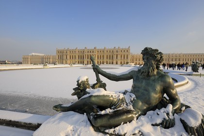 France, Yvelines (78), parc du château de Versailles sous la neige, classé Patrimoine Mondial de l'UNESCO, Parterre d'eau, statue représentant un fleuve français