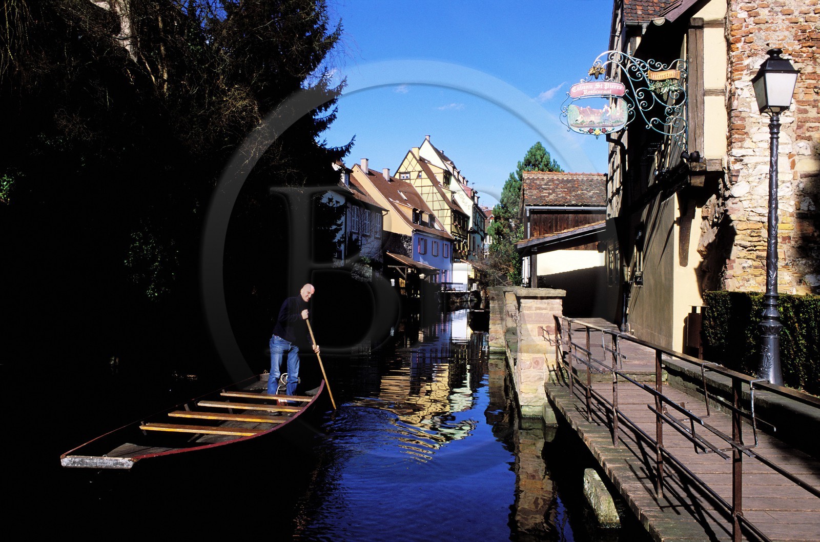 France, Haut-Rhin (68), Colmar, découverte en barque de la petite Venise
