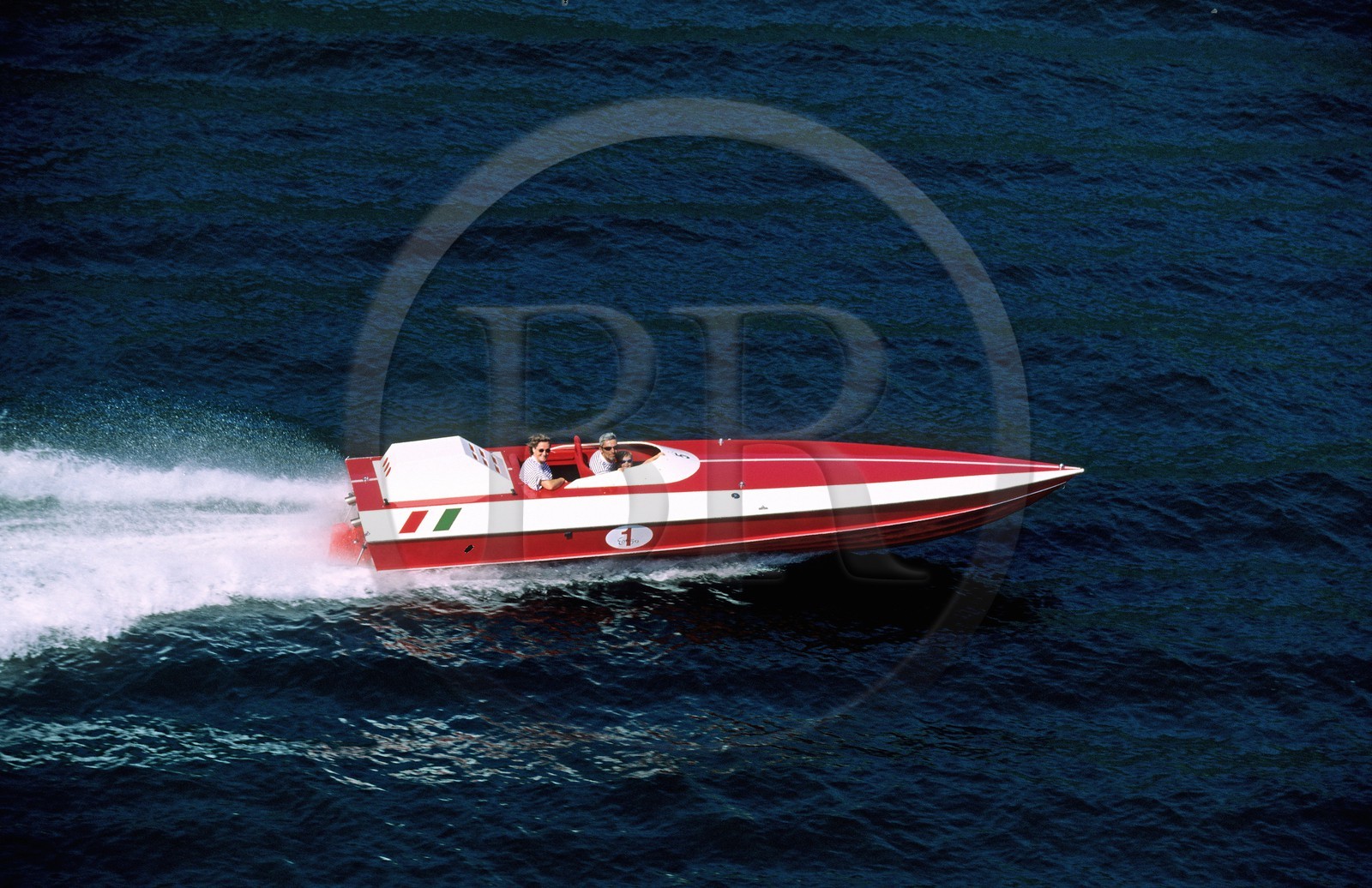 France, Savoie (73), racer Mostes (bateau à moteur de course) sur le lac du Bourget (vue aérienne)