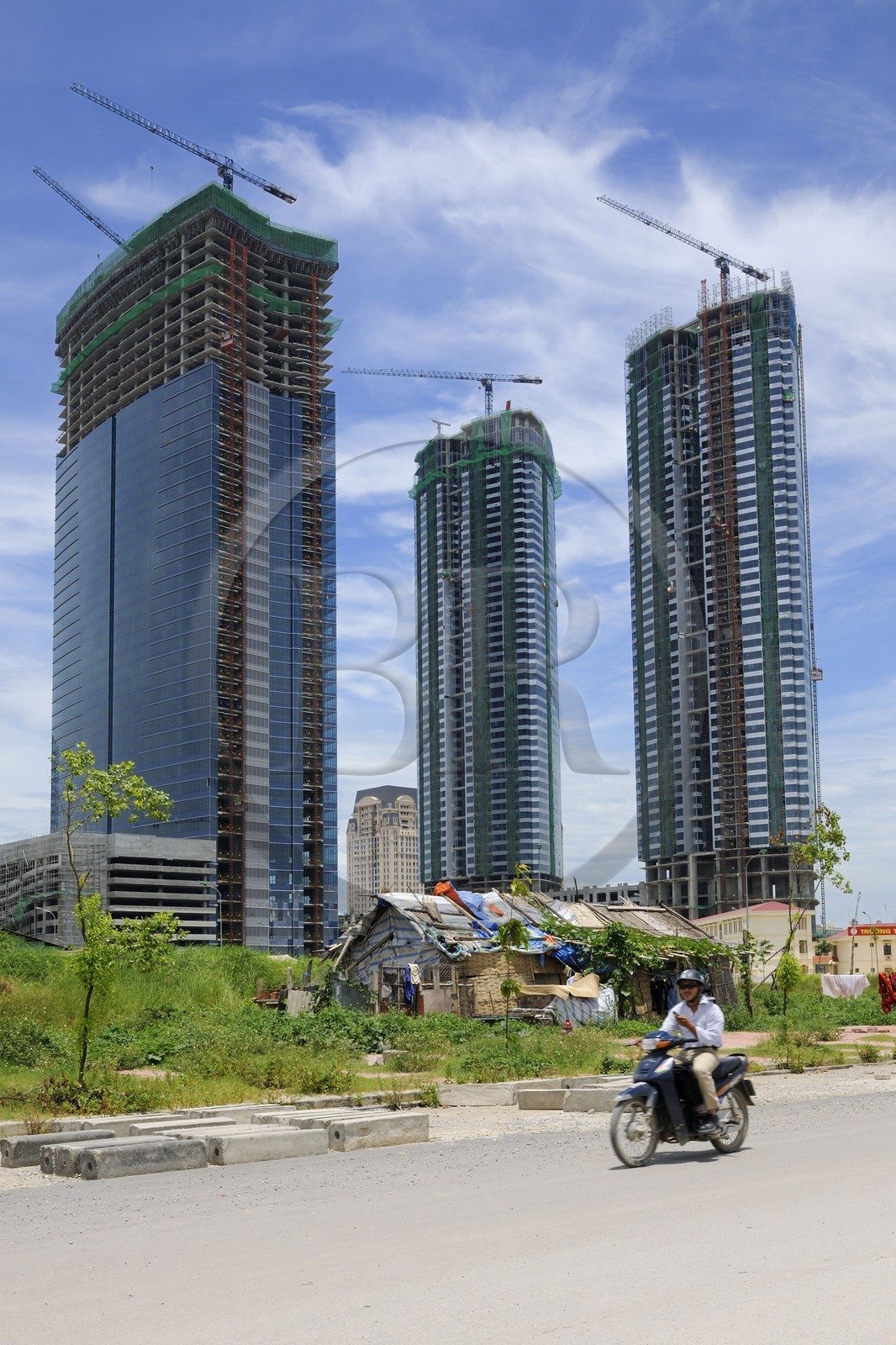 Vietnam, Hanoï, quartier de Cau Giay, le Keangnam Hanoi Landmark Tower est le plus haut gratte-ciel du pays de 336m sur Pham Hung Boulevard Vietnam, Hanoï, quartier de Cau Giay, le Keangnam Hanoi Landmark Tower est le plus haut gratte-ciel du pays de 336m sur Pham Hung Boulevard