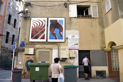France, Var (83), Toulon, quartier du petit Chicago dans la rue Pierre Semard alias la rue des Arts, exposition de photographies de Daragh Soden dans la rue