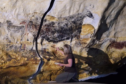 France, Dordogne (24), Montignac, l’Atelier des Fac-Similés du Périgord (AFSP) spécialisé dans la reproduction minérale de parois ornées de la préhistoire et en charge de la reconstitution fidèle des parois de la grotte de Lascaux, reproductions des peintures, mention obligatoire Atelier des Fac-Similés du Périgord