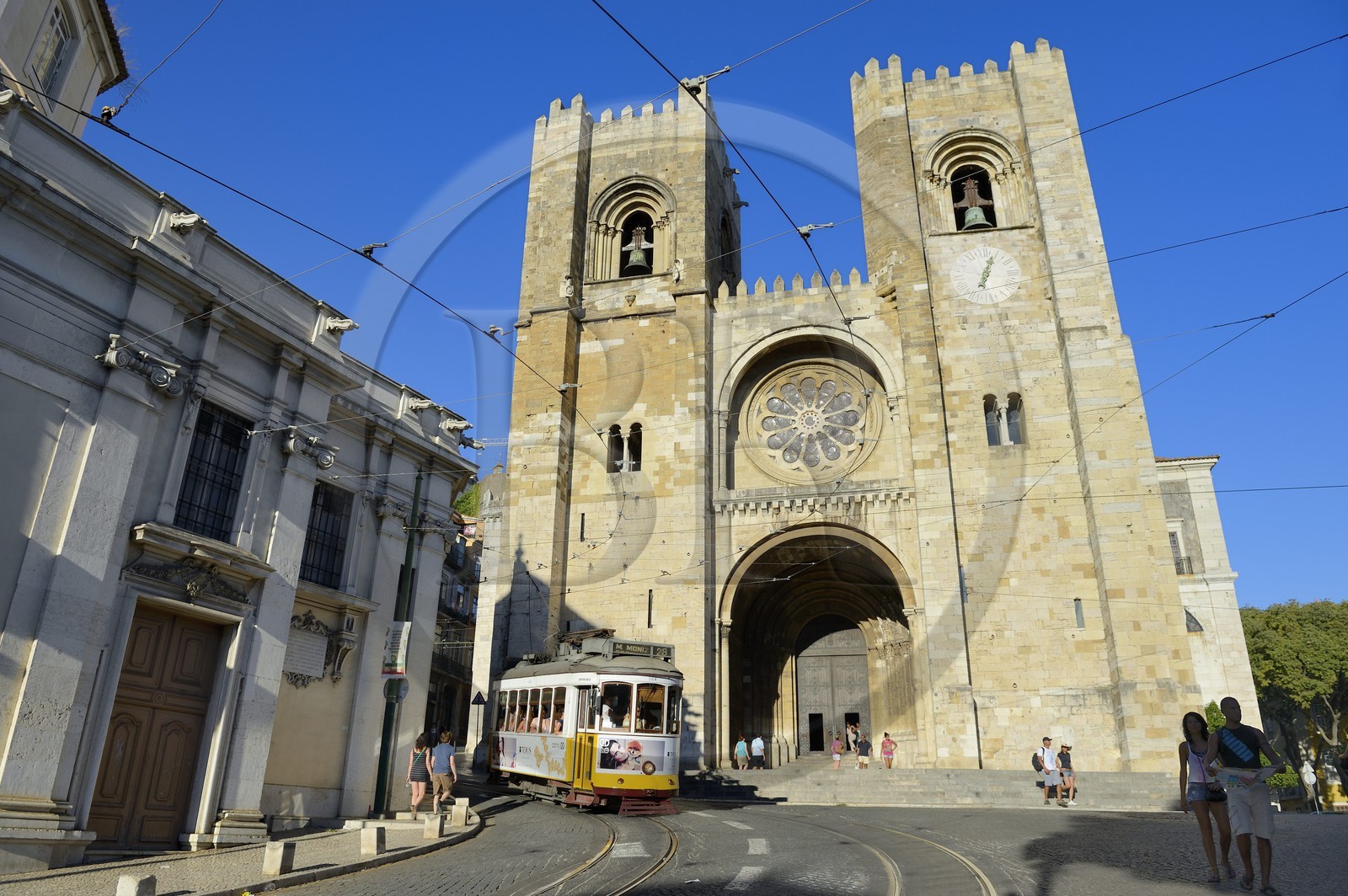 Portugal, Lisbonne, quartier de l'Alfama, tramway le long du Largo da Sé et la cathédrale Se Patriarcal en arrière-plan