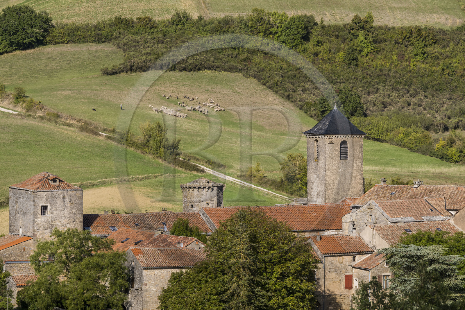France, Aveyron (12), Causses et les Cévennes, paysage culturel de l'agro-pastoralisme méditerranéen, classés Patrimoine Mondial de l'UNESCO, Sainte-Eulalie-de-Cernon sur la route de Saint-Jacques-de-Compostelle