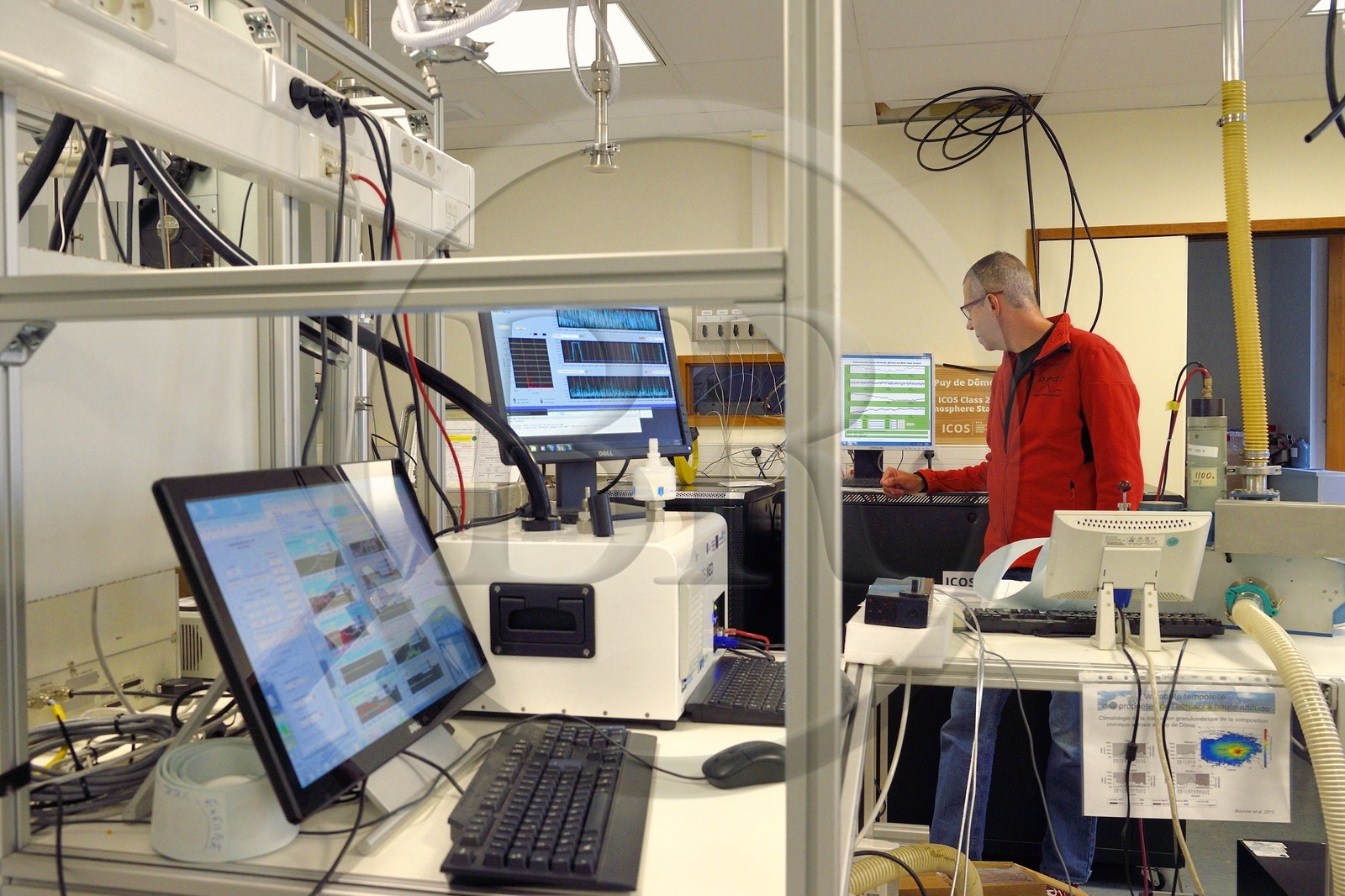 France, Puy-de-Dôme (63), Parc Naturel Régional des Volcans d'Auvergne, Station d'observation au sommet du Puy du Dôme, Jean-Luc Baray chercheur au Laboratoire de Météorologie Physique (Observatoire de physique du globe de Clermont-Ferrand (OPGC) et Université Blaise Pascal de Clermont-Ferrand), relève les données météorologiques des capteurs sur le toit de l'institut et controle les paramètres météorologiques mesurées et microphysiques (notamment le nombre et taille de gouttes d'eau)