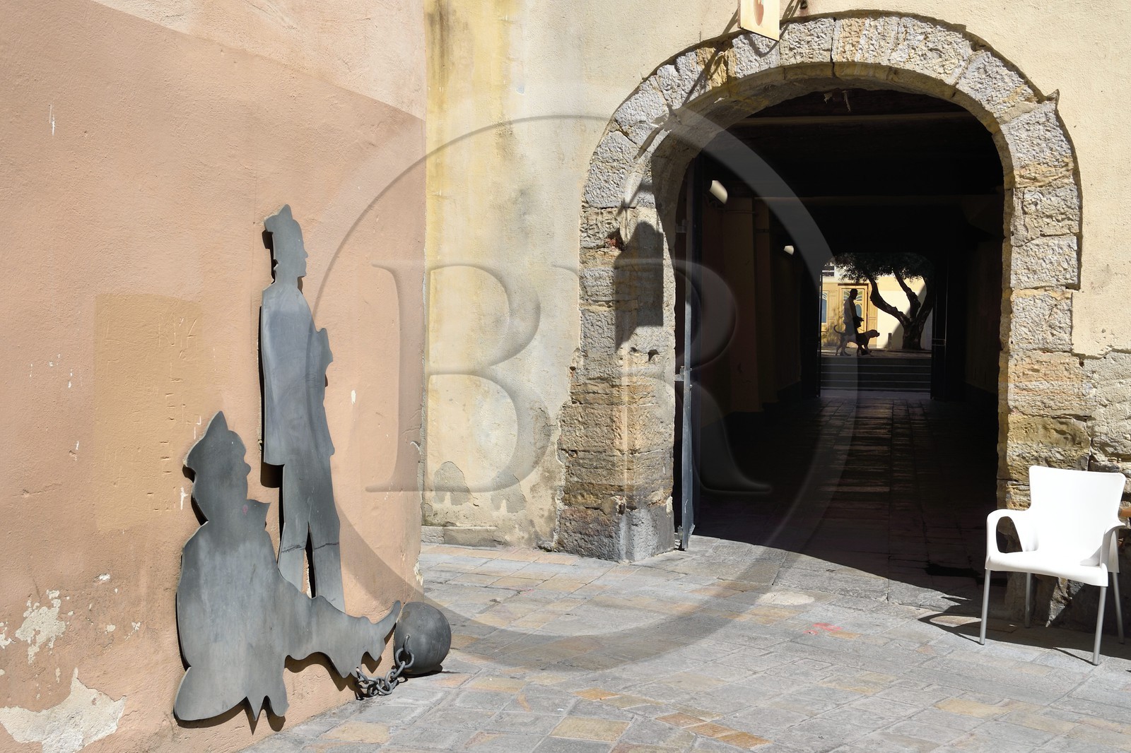 France, Var (83), Toulon, quartier du petit Chicago, sculpture représentant des bagnards à la sortie du passage Baboulène