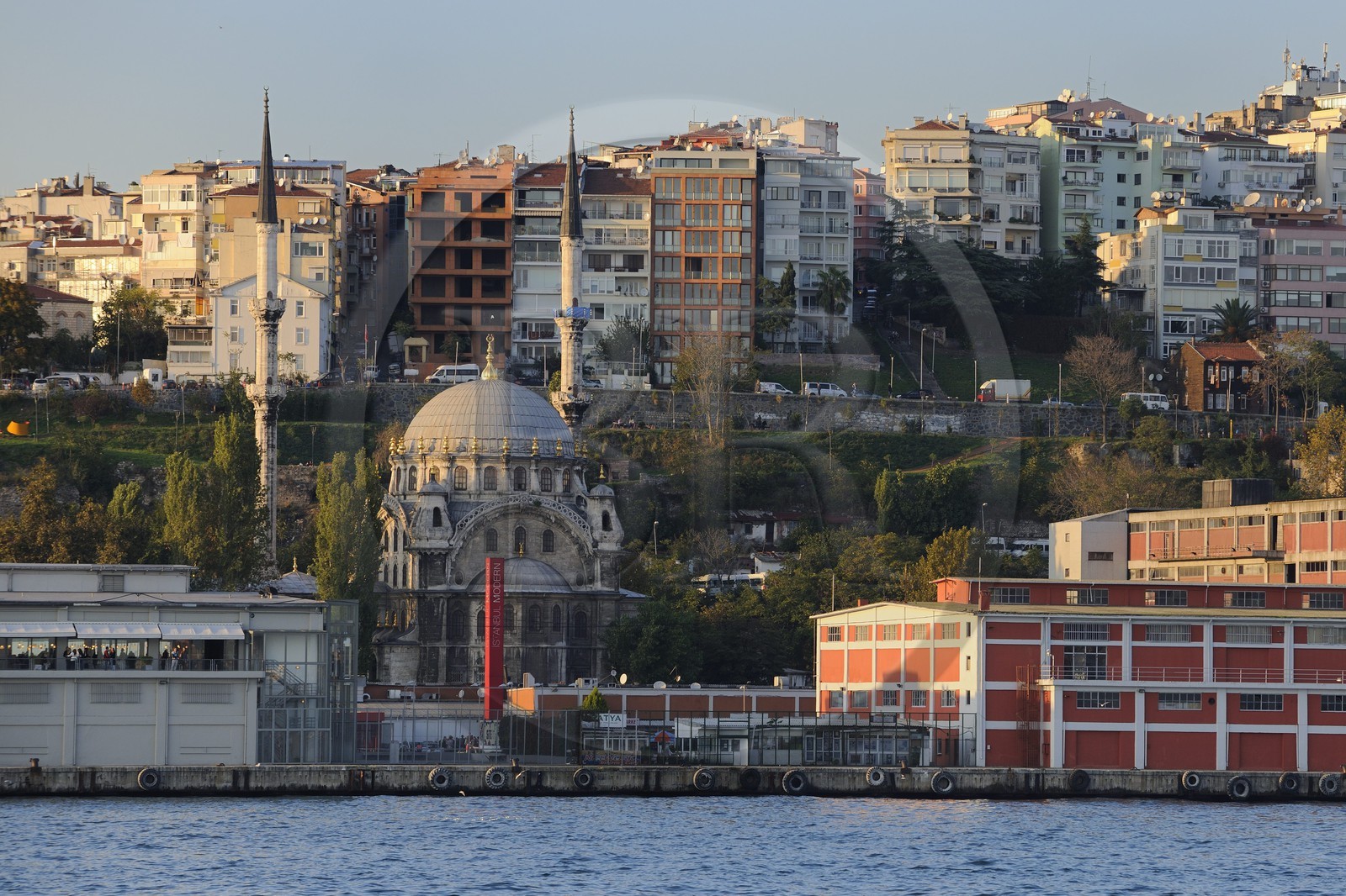Turquie, Istanbul, quartier de Tophane, le Musée d'Art Moderne (Istanbul Modern) dans la gare maritime et la mosquée Nusretiye