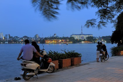 Vietnam, Hanoï, couples d'amoureux au lac Truc Bach