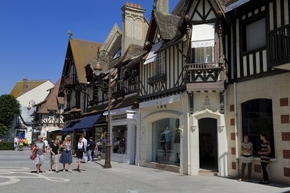 France, Calvados (14), Pays d'Auge, Deauville, boutiques de luxe rue du Casino