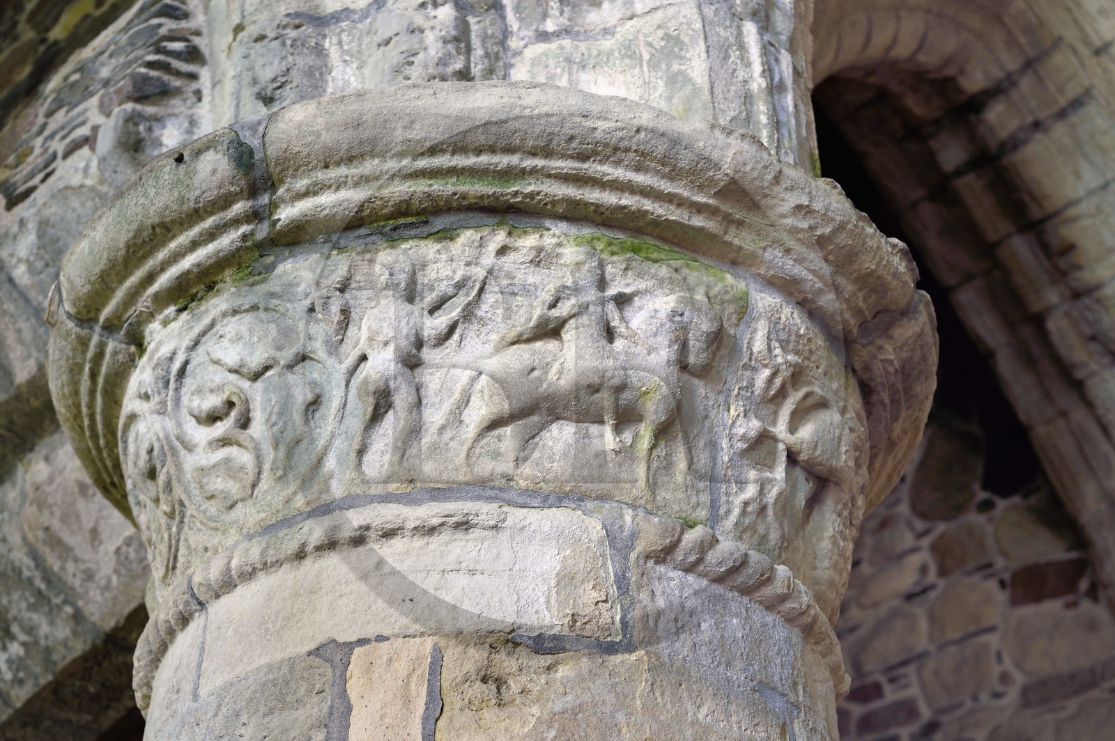 Royaume-Uni, Ecosse, Highland, Hébrides intérieures, Ile de Iona face à l'Ile de Mull, église (vers 1200) de l'abbaye d'Iona fondée par Saint Columba au VIème siècle, décor de colonne