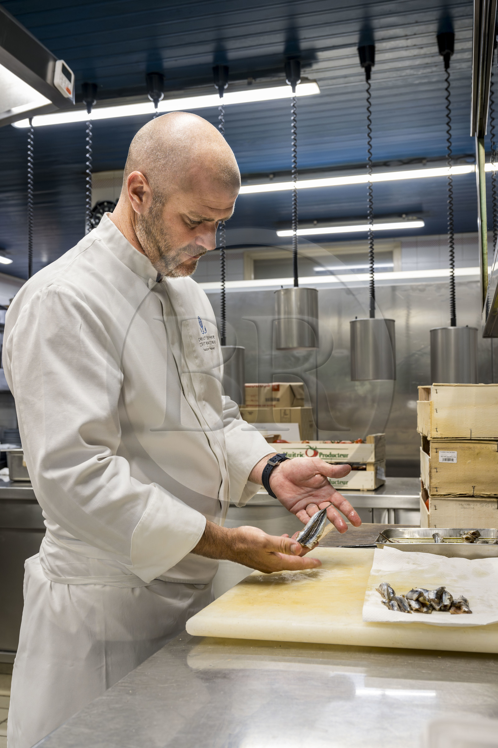 France, Charente-Maritime (17), La Rochelle, le chef étoilé Christopher Coutanceau dans les cuisines de son restaurant gastronomique 2 étoiles Michelin