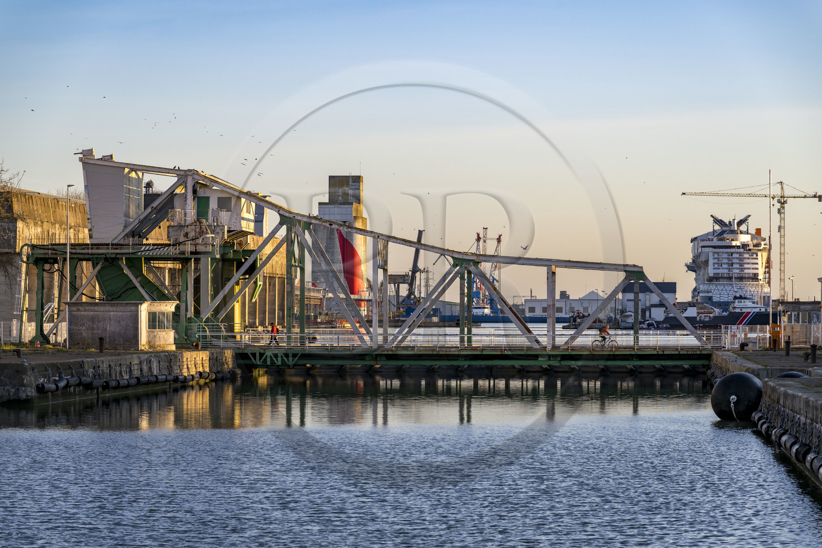 France, Loire-Atlantique (44), Saint-Nazaire, le pont levant qui donne l’accès au bassin à flot du port de Saint-Nazaire
