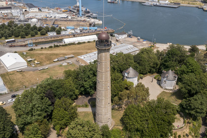 Morbihan (56), Lorient, l’Enclos du port, La tour de la découverte et les installations de Naval Group en arrière plan (vue aérienne)