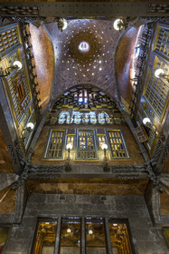 Espagne, Catalogne, Barcelone, le Palais Güell (Palau Güell) construit entre 1886 et 1891 et réalisé par l'architecte du modernisme catalan Antoni Gaudi, site classé au Patrimoine Mondial de l'UNESCO, salon central couronné d'un dome parabolique
